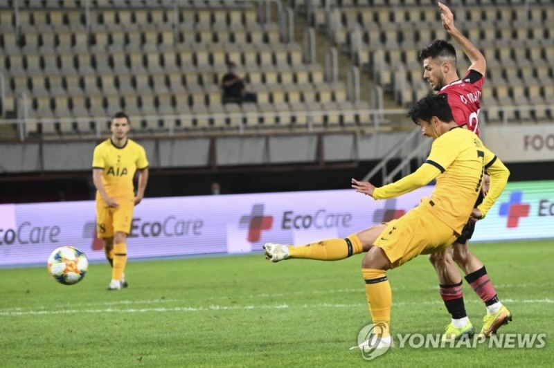 오른발로 슛하는 손흥민