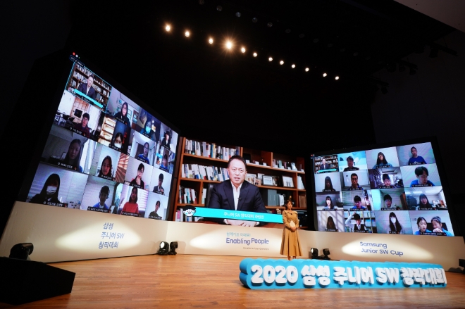 28일 삼성전자 서울 R&D 캠퍼스에서 열린 삼성 주니어 SW 창작대회 시상식에서 삼성전자 경영지원실장 최윤호 사장이 축사를 하고 있다.