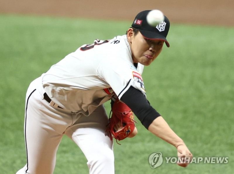 KT 소형준이 1996년 박재홍(당시 현대) 이후 처음으로 만장일치 신인상에 도전한다.