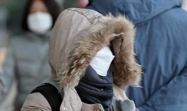 아침 체감온도가 영하권으로 떨어진 지난 23일 오전 서울 여의도 환승센터에서 출근길 시민들이 두꺼운 옷을 껴입고 있다.