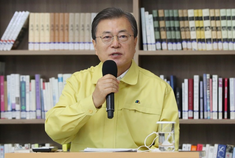 (사진=뉴시스) 문재인 대통령이 29일 오후 자가격리자 수험생을 위해 별도시험장으로 마련된 서울 용산구 오산고등학교에서 2021학년도 수능 대비 시험장 방역 준비 상황 영상 점검후 발언을 하고 있다.