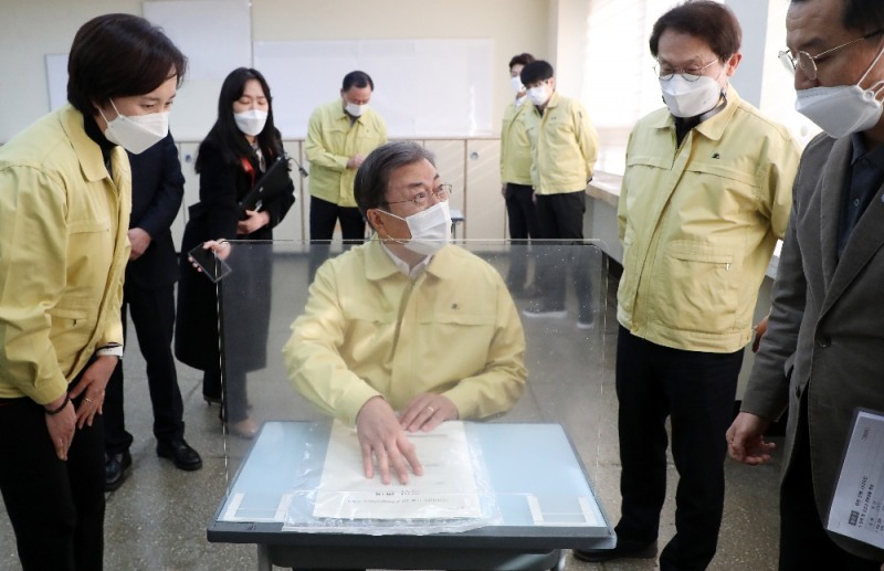 문재인 대통령이 29일 오후 자가격리자 수험생을 위해 별도시험장으로 마련된 서울 용산구 오산고등학교에서 2021학년도 수능 대비 시험장 방역 준비 상황 점검을 하고 있다.