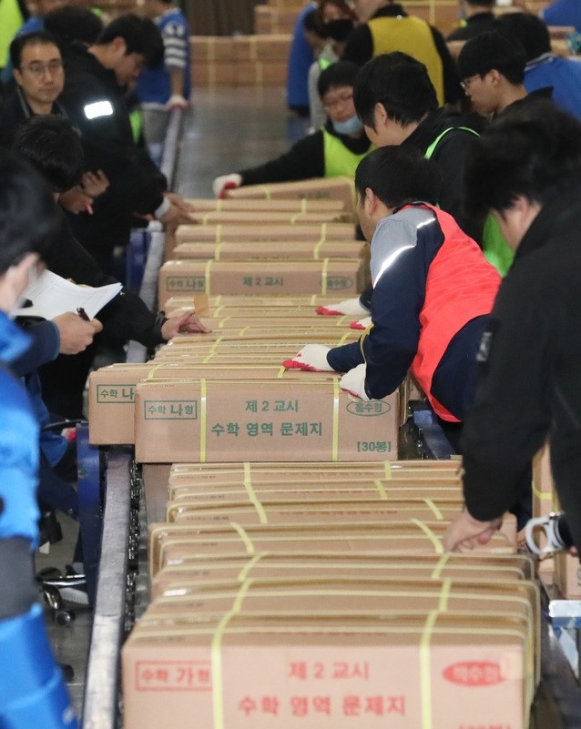 2020학년도 대입수학능력시험일을 사흘 앞둔 11일 오전 세종시 한 인쇄공장에서 관계자들이 전국으로 배부될 수능 문제지와 답안지를 차량에 옮겨 싣고 있다.