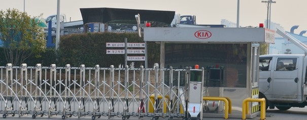 신종 코로나바이러스 감염증 확산 여파로 부품 수급에 차질을 빚고 있는 기아자동차가 생산라인 일시 중지에 나선 10일 광주 서구 기아자동차 광주공장의 서문에서 평소 대형 화물차량이 오고가던 출입문이 일부 닫혀 있다.