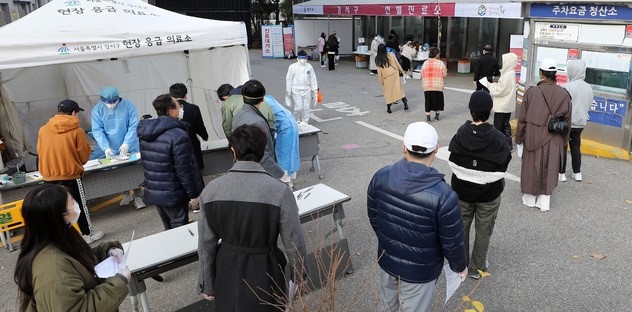 이틀 연속 신종 코로나 바이러스 감염증(코로나19) 확진자가 500여명대를 보인 27일 오후 서울 강서구보건소에서 시민들이 코로나19 검사를 받기 위해 대기하고 있다.