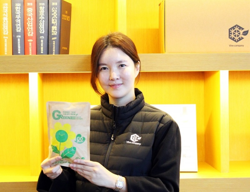 바인컴퍼니 신제품 ‘특허받은 그린이’ 종이 아이스팩과 민들레 대표 (사진제공=토스트앤컴퍼니)
