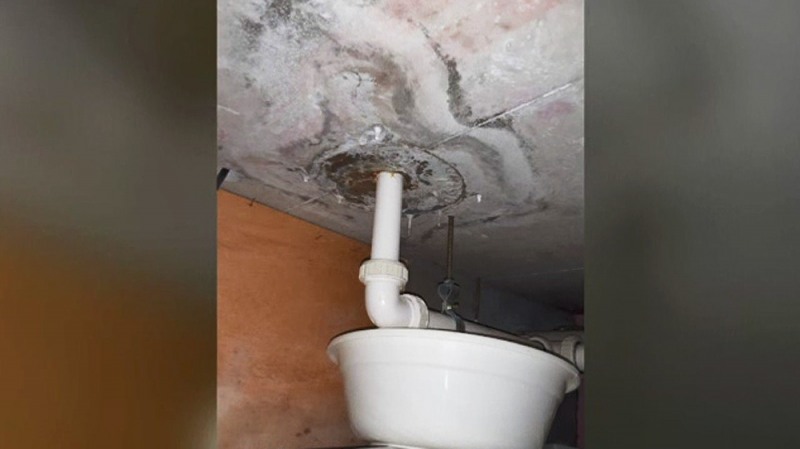 (사진=SBS 캡처) 화장실 천장에서 악취가 나는 윗집 변기와 연결된 하수관에서 흘어나온 물이 새고 있다.