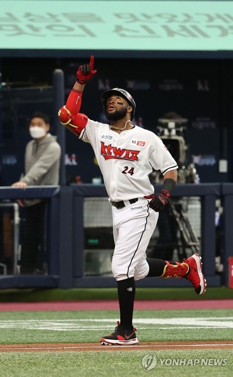 '내년에도 KT위즈에서 좋은 모습을 보여 드리도록 노력하겠다'--KT 로하스 2020프로야구 MVP 등극