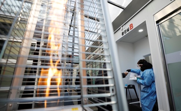 내륙지역을 중심으로 아침기온이 영하권으로 떨어져 칼추위 날씨를 보인 30일 서초구보건소 코로나19 선별진료소에서 의료진이 검사 업무를 보고 있다.