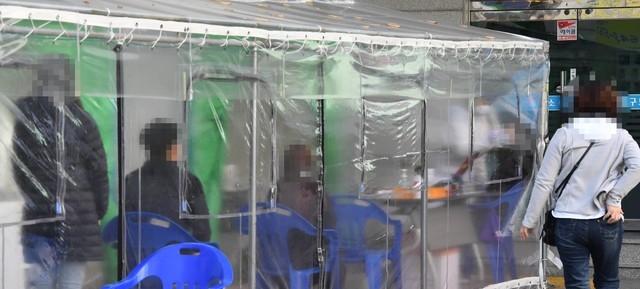 부산지역에 신종 코로나바이러스 감염증(코로나19) 확진자가 잇달아 나온 24일 부산진구보건소 선별진료소를 찾은 시민들이 코로나19 진단검사를 받고 있다.