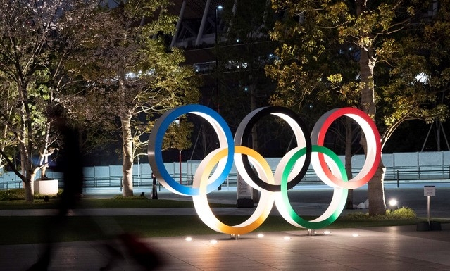 일본 도쿄에서 지난달 30일 도쿄올림픽을 기념하기 위한 올림픽 상징 조형물이 빛나고 있다. 