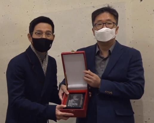 류선규 SK 단장이 염경엽 전 감독에게 감사패를 전달하고 있다.