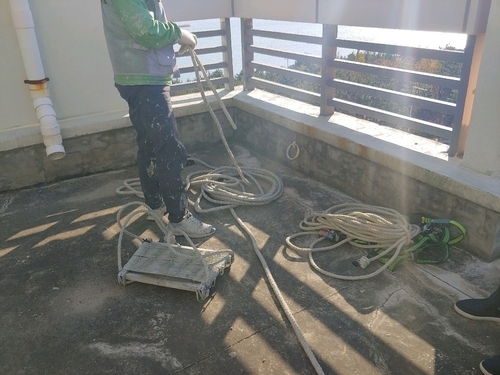 (사진=부산경찰청) A씨가 작업 중 추락한 부산 아파트 현장 옥상