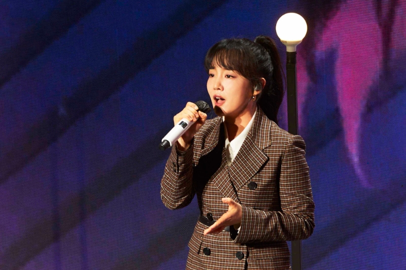 '네코제의밤'을 위해 '테일즈위버' 주제가를 열창하고 있는 가수 윤하.