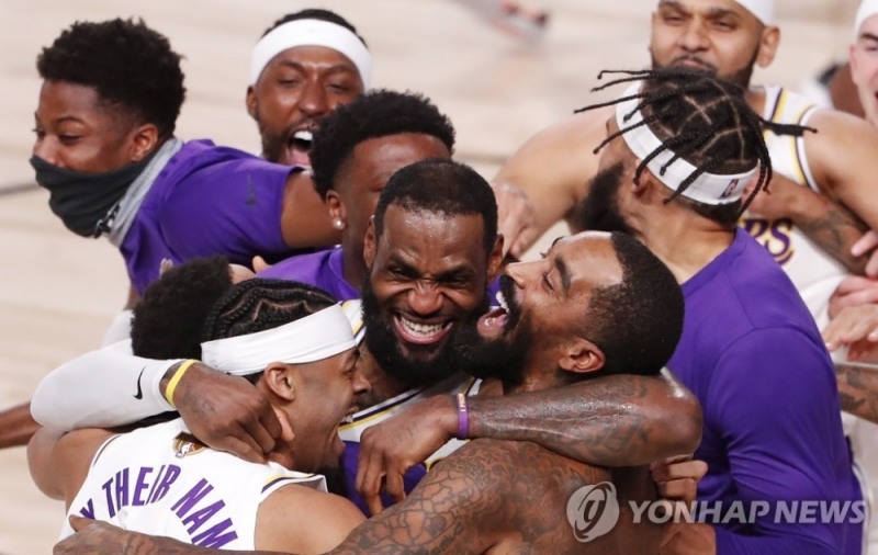 LA 레이커스 선수딜이 2019~2020 우승을 차지한 후 기뻐하고 있다.