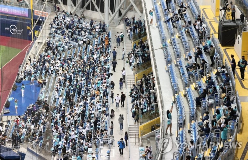 한국시리즈가 열린 고척 스카이돔 관중. 코로나19 확산에 따라 사회적거리두기로 포스트시즌 관중이 50%에서 30%, 그리고 마지막 한국시리즈 5~6차전에는 단 10%만 입장했다.