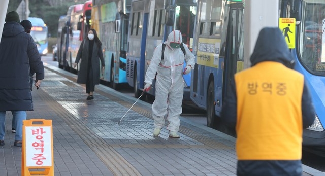 신종 코로나바이러스 감염증(코로나19) 확산세가 지속된 1일 오전 서울 영등포구 여의도환승센터에서 방역업체 직원들이 방역작업을 하고 있다.