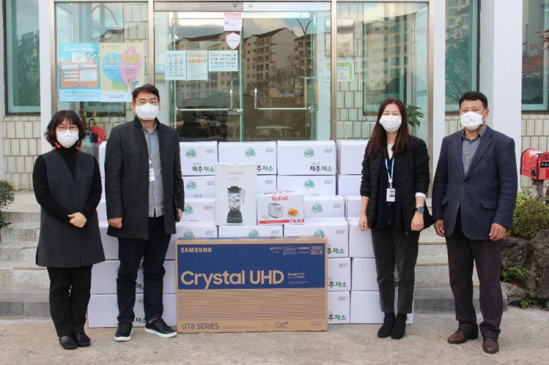 JDC 봉사동호회가 지난달 30일 홍익아동복지센터에 친환경 농산물 등 후원물품을 전달했다./사진=제주국제자유도시개발센터 제공