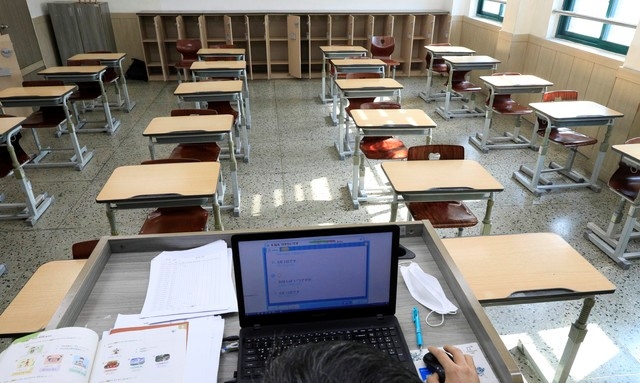 대학수학능력시험을 일주일 앞두고 전국의 모든 고등학교가 수업을 원격으로 전환한 26일 오전 서울 시내의 한 고등학교 빈 교실에서 선생님이 비대면 수업을 하고 있다.