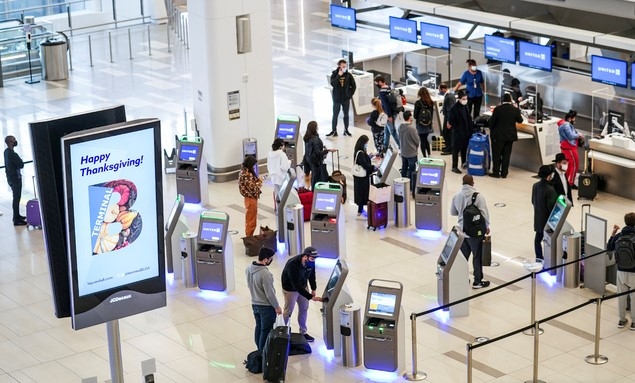 미국 추수감사절을 하루 앞둔 지난 25일 오후 뉴욕 라과디어 공항에 귀성 여행객들이 체크인 순서를 기다리고 있다. 하루 18만 명이 코로나 19에 확진되고 2000명 넘게 사망하는 가운데서도 상당수 미국인들이 연례 대가족모임 참여나 스키 여행 등에 나서 확산 악화가 우려되고 있다.