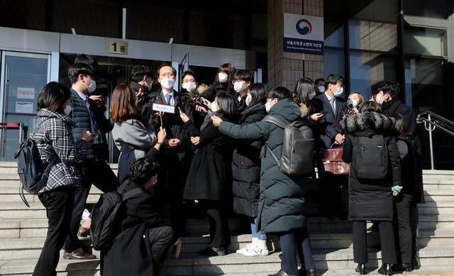 윤석열 검찰총장 측 법률 대리인 이완규 변호사가 1일 오전 경기 과천 정부과천청사에서 열린 법무부 감찰위원회 임시회의에 참석해 의견진술을 마친 뒤 청사를 나서며 취재진 질문에 답변하고 있다.