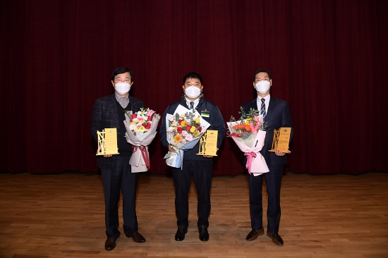 여수시는 1일 여수문화홀에서 영상으로 개최된 직원 정례회에서 2020년 여수시 자랑스러운 기업인 시상식을 가졌다./사진=여수시