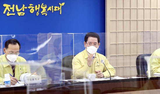 김영록 전라남도지사가 1일 실국장 정책회의를 주재하고 있다./사진=전라남도