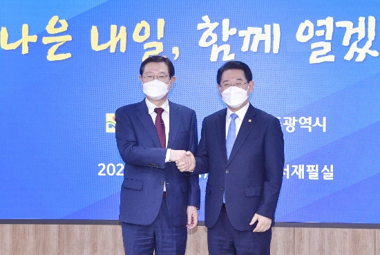 이용섭 광주광역시장과 김영록 전라남도지사가 1일 오후 전남도청 서재필실에서 열린 2020 광주·전남 상생발전위원회에 참석해 악수를 하고 있다./사진=광주시