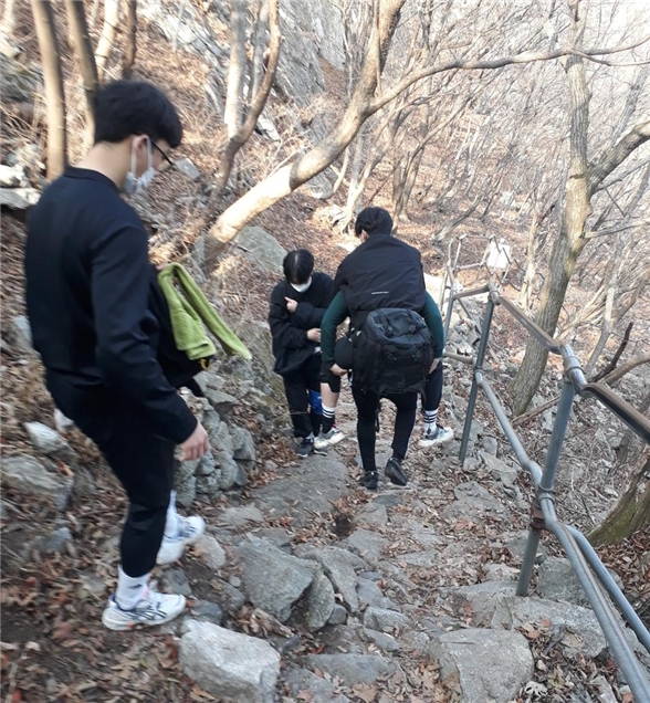 비번 날 산악사고자 한시간여 맨몸 이동 구조한 경기북부 소방관 ‘화제’