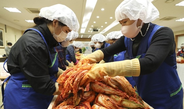 농협유통 임직원들과 복지시설 관계자들이 지난달 18일 서울 서초구 농협유통 하나로마트 양재점 대강당에서 열린 '2020 농협유통 사랑의 김장담그기'행사에서 김치를 담그고 있다.