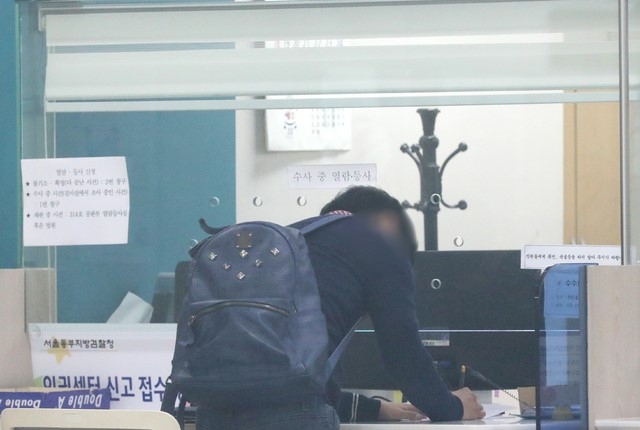 추미애 법무부 장관 아들 서모씨 '휴가 미복귀 의혹'을 제기했던 카투사 당직사병 현모씨가 지난10월12일 서울 송파구 서울동부지방검찰청에서 추 장관 등을 명예훼손 혐의로 검찰에 고소, 소장을 접수하고 있다.