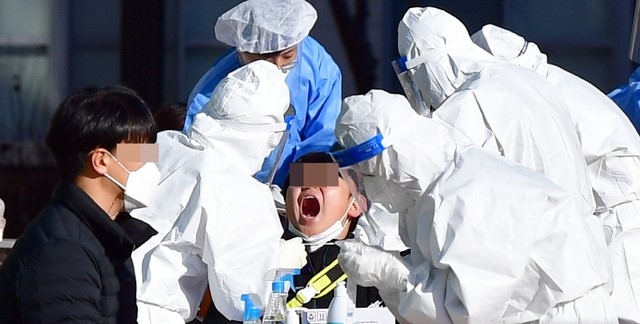 1일 오전 광주 광산구 한 중학교에서 방역당국이 학생과 교직원을 대상으로 신종 코로나바이러스 감염증(코로나19) 전수검사를 실시하고 있다.