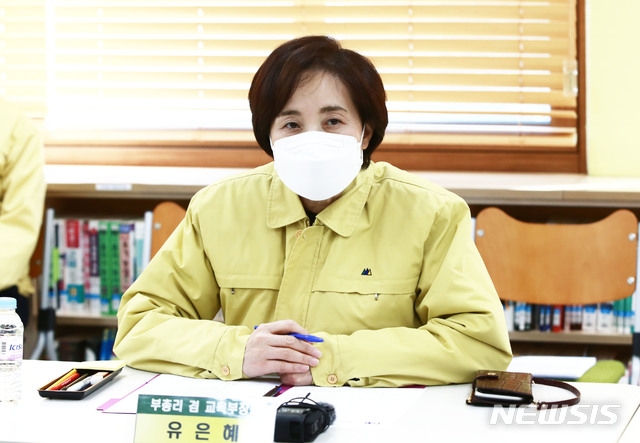 유은혜 사회부총리가 1일 오후 강원 춘천 소양고등학교에서 대학수학능력시험 수험장 준비상황을 점검하고 있다.(사진=교육부 제공)