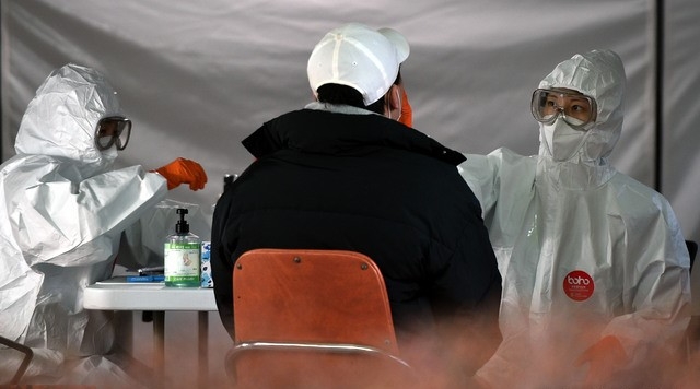 코로나19 선별진료소에서 의료진이 검체 채취를 하고 있다.