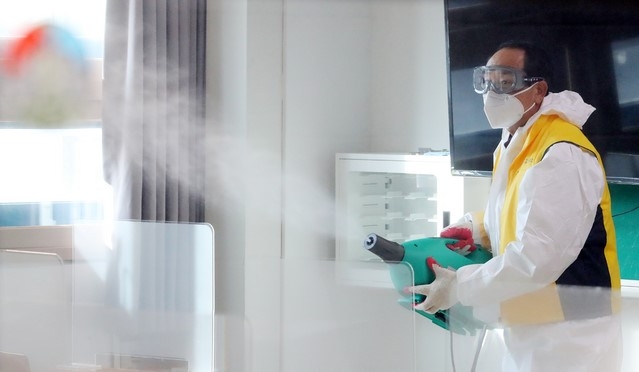 2021학년도 대학수학능력시험을 이틀 앞둔 지난 1일 오후 서울 양천구 서울영상고등학교에서 신정4동 주민자치회 회원이 수험생을 위한 신종 코로나바이러스 감염증(코로나19) 방역 작업을 하고 있다.