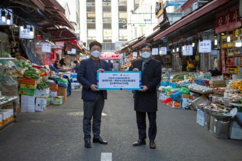 사진 = 왼쪽부터 문남엽 남대문시장상인회장과 이근주 한국간편결제진흥원장
