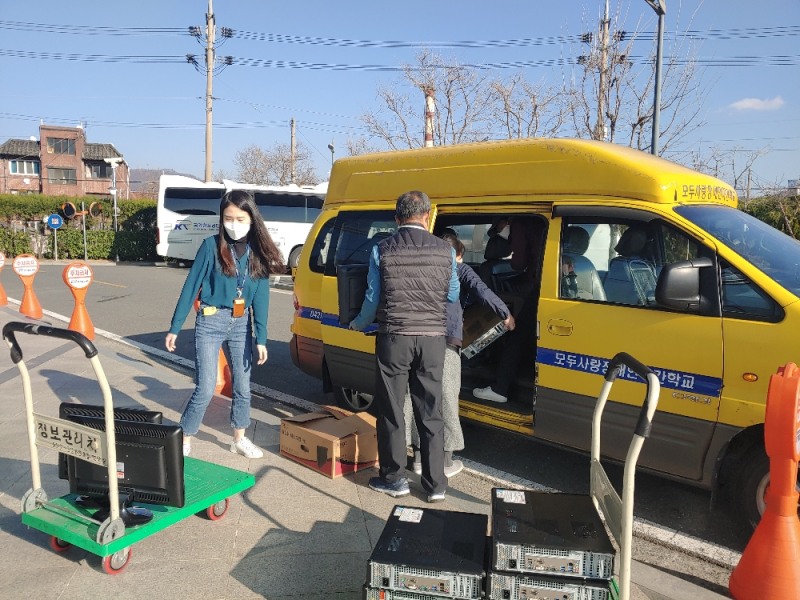 국가철도공단 임직원이 2일(수) 공단 대전 본사에서 PC를 기증하고 있다.