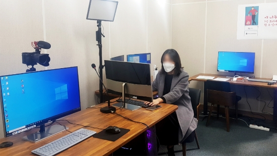 1인 미디어 창작실 유튜브 방송 준비 모습/사진=무안군