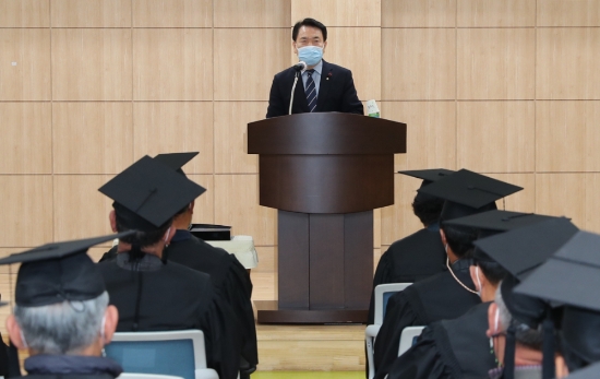 졸업식에 참석한 정종순 군수/사진=장흥군