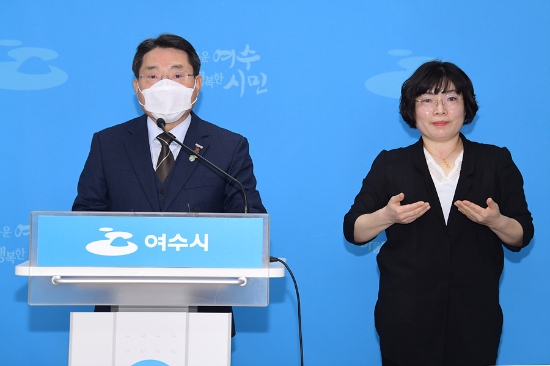 권오봉 여수시장이 대학수학능력시험을 하루 앞둔 2일 오전 시청 브리핑룸에서 비대면 브리핑을 열고 수능시험 관련 코로나19 방역 총력의 의지를 밝혔다./사진=여수시