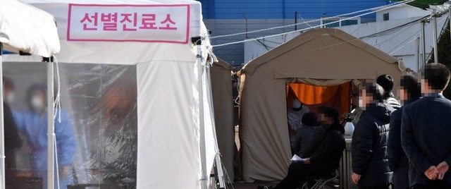 부산지역에 신종 코로나바이러스 감염증(코로나19) 확진자가 급증하고 있는 가운데 1일 오전 사상구보건소 선별진료소를 찾은 시민들이 코로나19 진단검사를 받기 위해 길게 줄을 선 채 차례를 기다리고 있다.