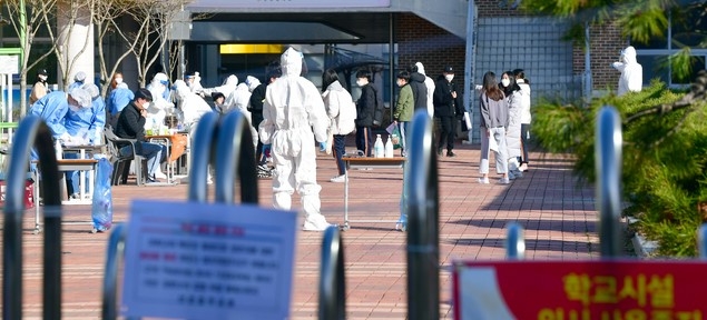 1일 오전 광주 광산구 한 중학교에서 방역당국이 학생과 교직원을 대상으로 신종 코로나바이러스 감염증(코로나19) 전수검사를 실시하고 있다.