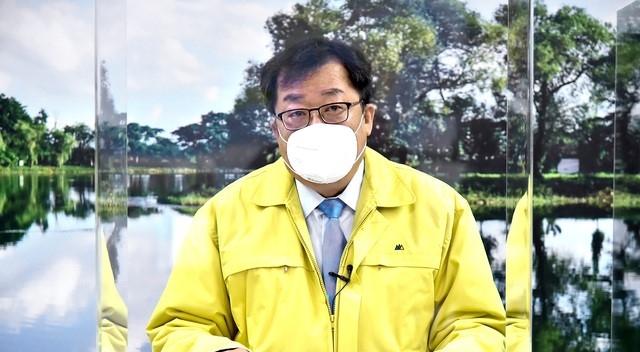 코로나19 상황 브리핑하는 이상천 제천시장