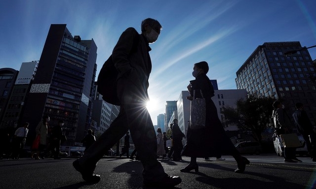 2021학년도 대학수학능력시험을 하루 앞두고 보건소 선별진료소가 22시까지 연장운영하는 2일 오후 서울 강남구보건소 선별진료소에 불이 켜져 있다.