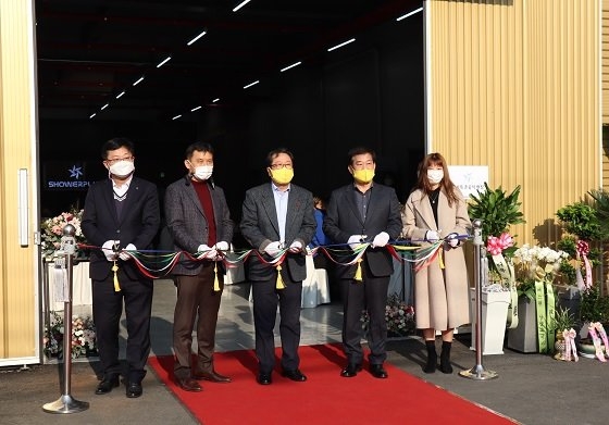 최근 열린 샤워플러스 신사옥 준공식에 참석한 내빈들이 테이프 커팅식을 진행하고 있다. / 사진 제공 = 샤워플러스