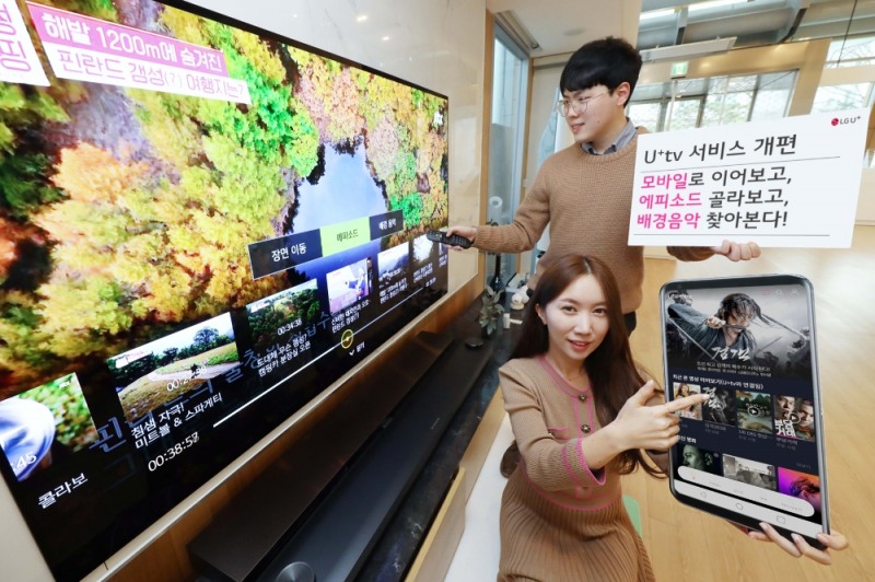 (사진=LG유플러스) LG유플러스 모델들이 TV로 보던 콘텐츠를 모바일로 이어보고, 예능 프로그램의 에피소드·배경음악을 검색하고 있는 모습 (IPTV 화면, JTBC STUDIO 제공)