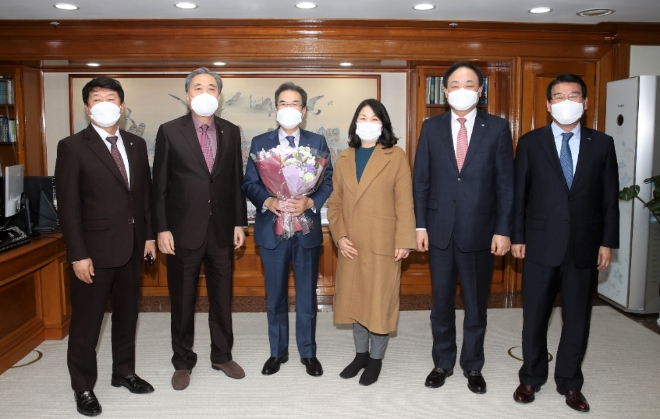 한국협동조합협의회는 2일 서울시 송파구 수협중앙회 본사에서 회장단 회의를 개최하고 차기 회장으로 이성희 농협중앙회장을 선출했다.왼쪽부터 김윤식 신협중앙회장, 박차훈 새마을금고중앙회장, 이성희 농협중앙회장, 박인자 아이쿱생협연합회장, 임준택 수협중앙회장, 최창호 산립조합중앙회장