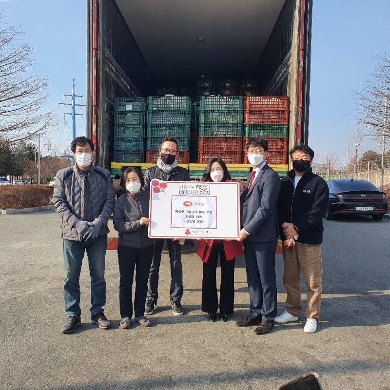 하림은 지난 3일 전주월드컵경기장에서 전북광역푸드뱅크, 전주연탄은행, 노인복지협회 등 사회복지단체에 소외된 이웃을 위해 사용해 달라며 토종닭 4톤을 기탁했다./사진=하림 제공