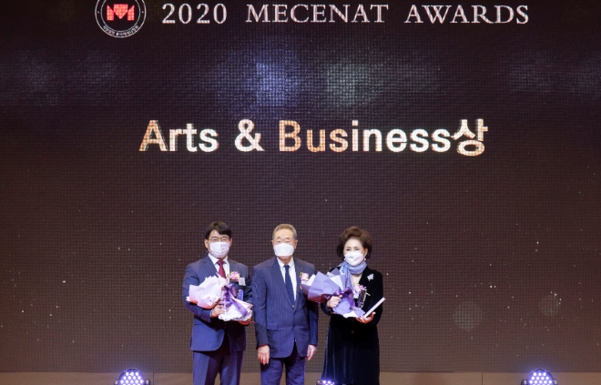 ‘2020 메세나 대상’시상식에서 Arts & Business상 수상후 기념촬영(좌측 에몬스가구 김승곤 전무, 우측 베세토오페