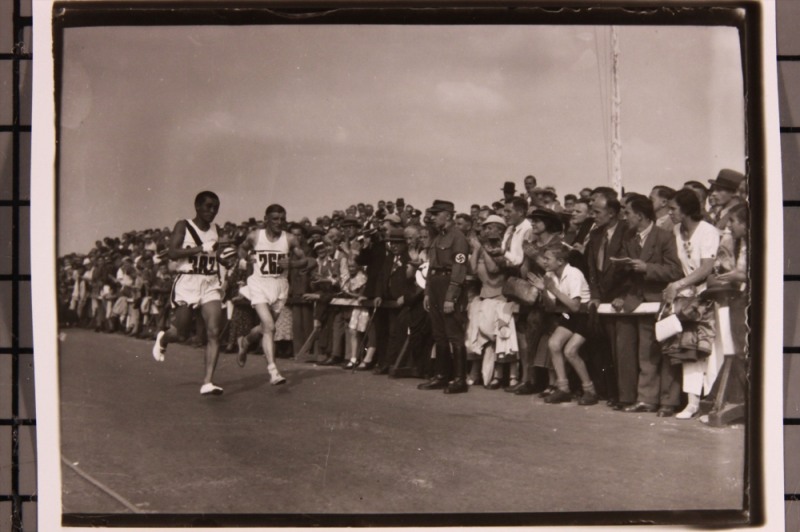 손기정과 하퍼가 나란히 보조를 맞추어 달리고 있다